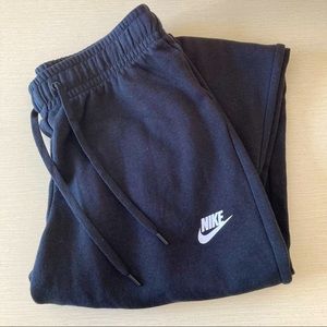 Nike Essentials Slim Size M Sweatpants in Black